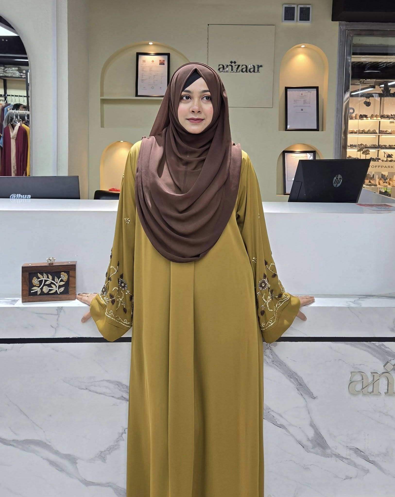 Karchupi Kaiyra Abaya